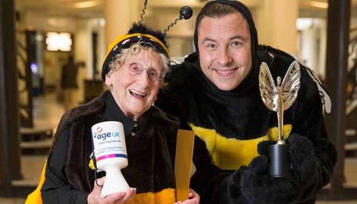 #萌翻了#“蜜蜂老奶奶”赢得了英国最高募捐奖