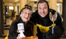 #萌翻了#“蜜蜂老奶奶”赢得了英国最高募捐奖