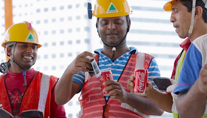 #广告创意# 天降可乐，对外籍劳工表示感谢